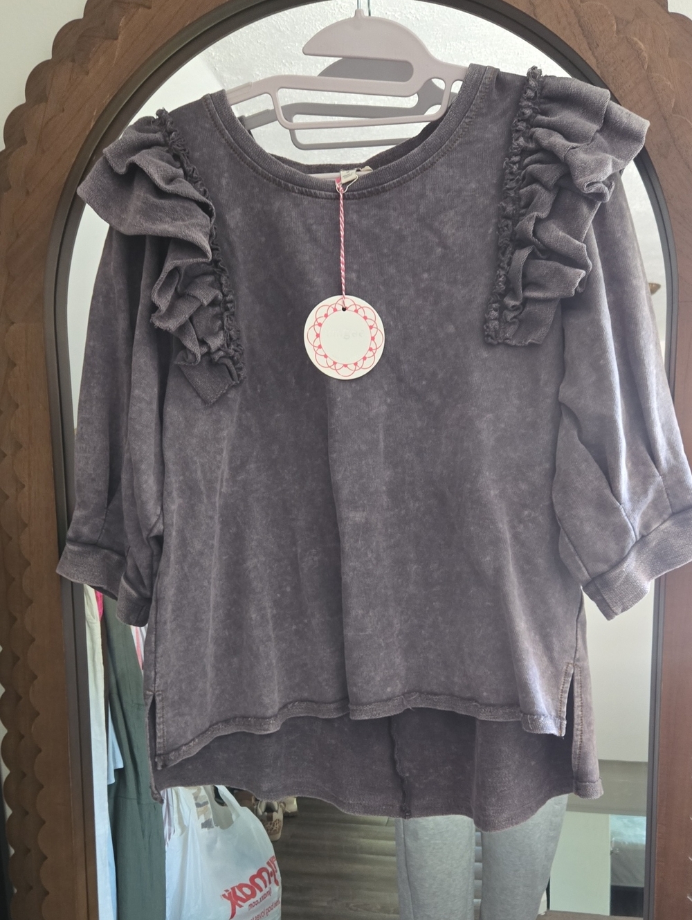 Ruffled 3/4 Sleeve Sweatshirr